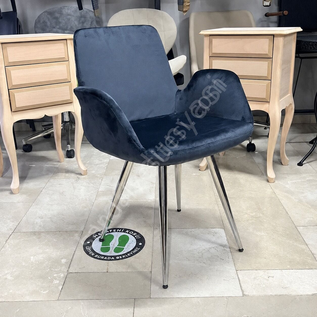 Begüm Konik Ayaklı Bekleme Koltuğu Antrasit Kumaş