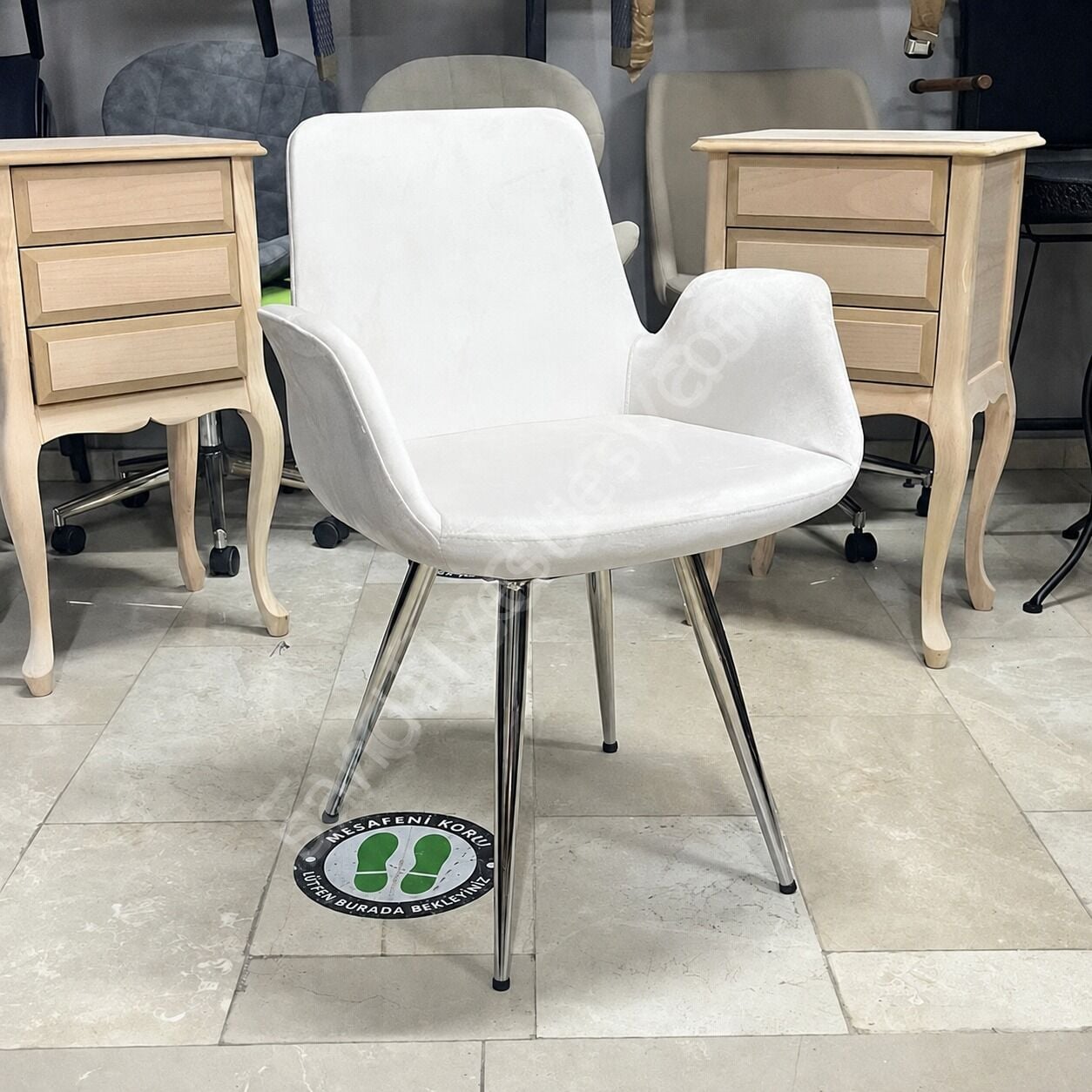 Begüm Konik Ayaklı Bekleme Koltuğu Krem Kumaş